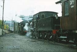 Damplokomotiv 26c 411 (t.h.) og 21b 225 ved Gamlestallen i L