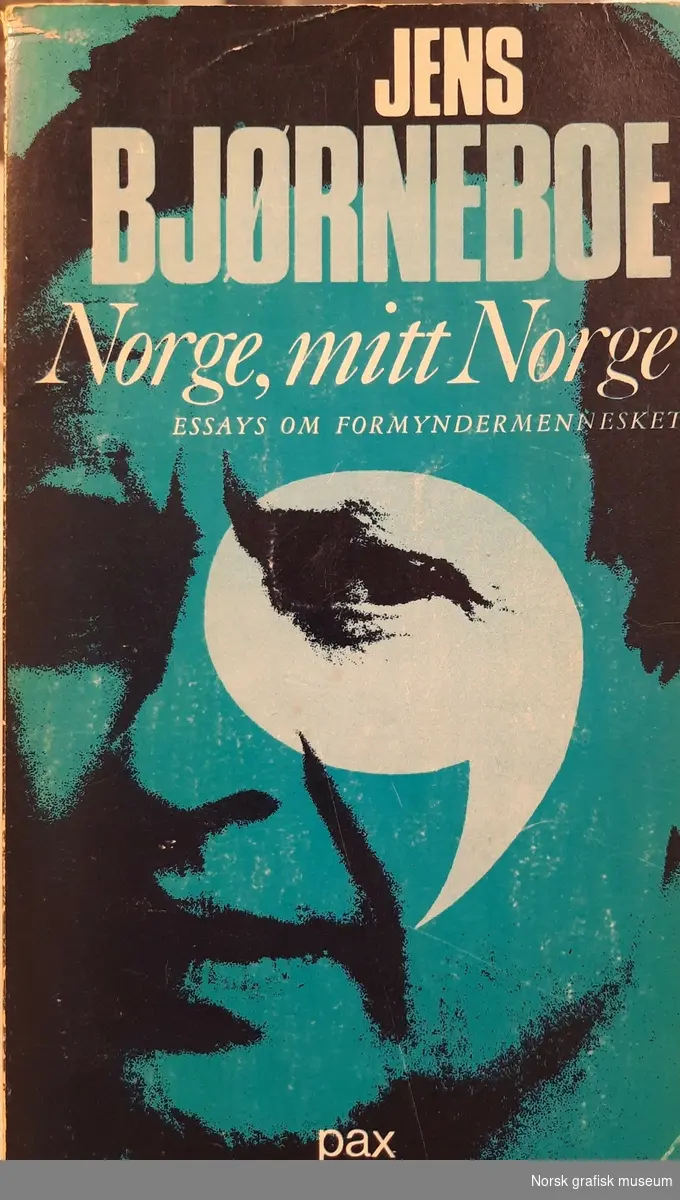 Boken "Norge, mitt Norge. Essays om formyndermennesket" av Jens Bjørneboe, i serien Pax-bøkene.
Opplysninger fra giver: "Fra starten av ga forlaget ut billig-bøker i såkalt paperback-format, 17 x 22,5 cm. I 1966-67 kom det også ut underserier: 'Pax faktaserien' i format 14 x 20 cm, og 'Minipax-serien' i format 17 x 22,5 cm. Den sistnevnte serien hadde et enkelt grafisk utformet motiv som kun varierte i fargene. Forlagets første ca. 40 titler (1964-1966) hadde omslagsdesign av fotografen Arild Kristo (1939-2010). Hans stil første til at Pax-bøkene ble et begrep. I 1967 overtok designeren Bruno Oldani som hoved-designer. Hans stil var på mange måter en kontrast til Kristos, men også hans omslag vakte oppmerksomhet og anerkjennelse. Innimellom disse to fikk [giver] anledning til å lage en ca. 25 bokomslag i 1966-67. [Giver] var påvirket og inspirert av både Kristo og Oldani, som [giver] hadde nær kontakt med".