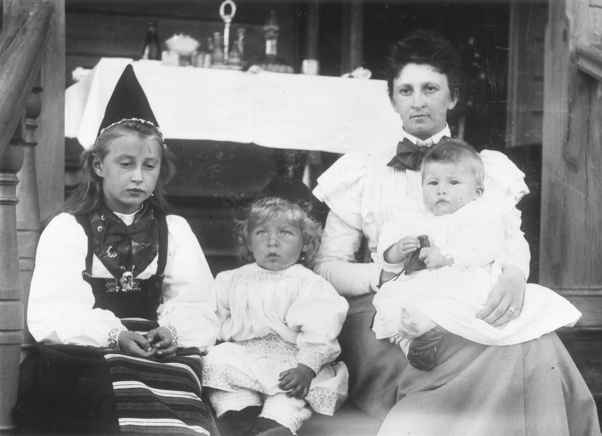 Hildur Lagerholm med sina tre barn, Ingrid, Harald och Ellen, på trappan till Gröndal, Norrlandet.