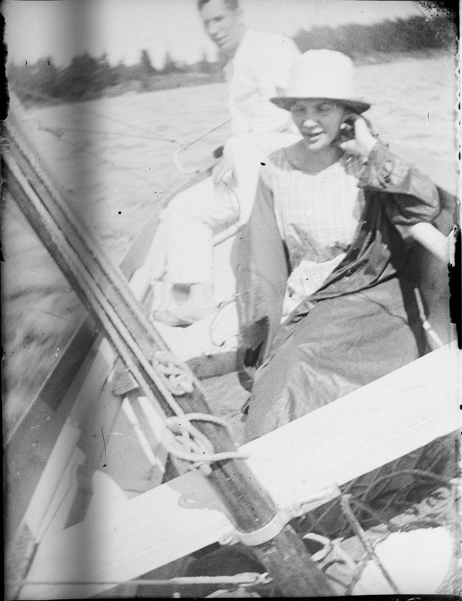Man och kvinna i segelbåt, Karlskoga, Värmland