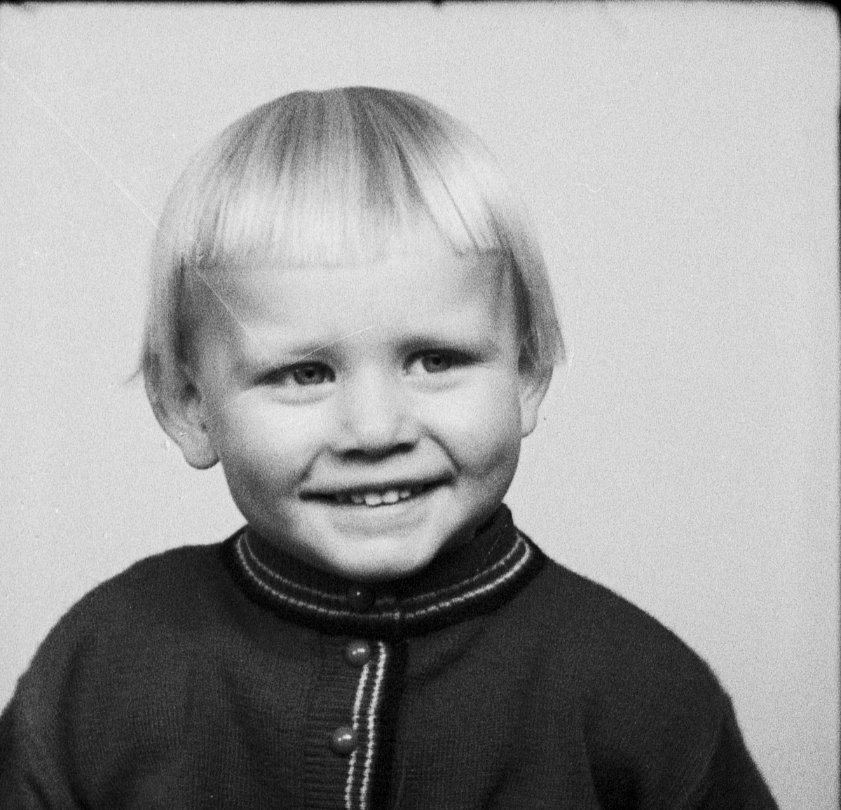 Ateljéporträtt - Bengt Jansson med barn, från Norrskedika, Uppland
