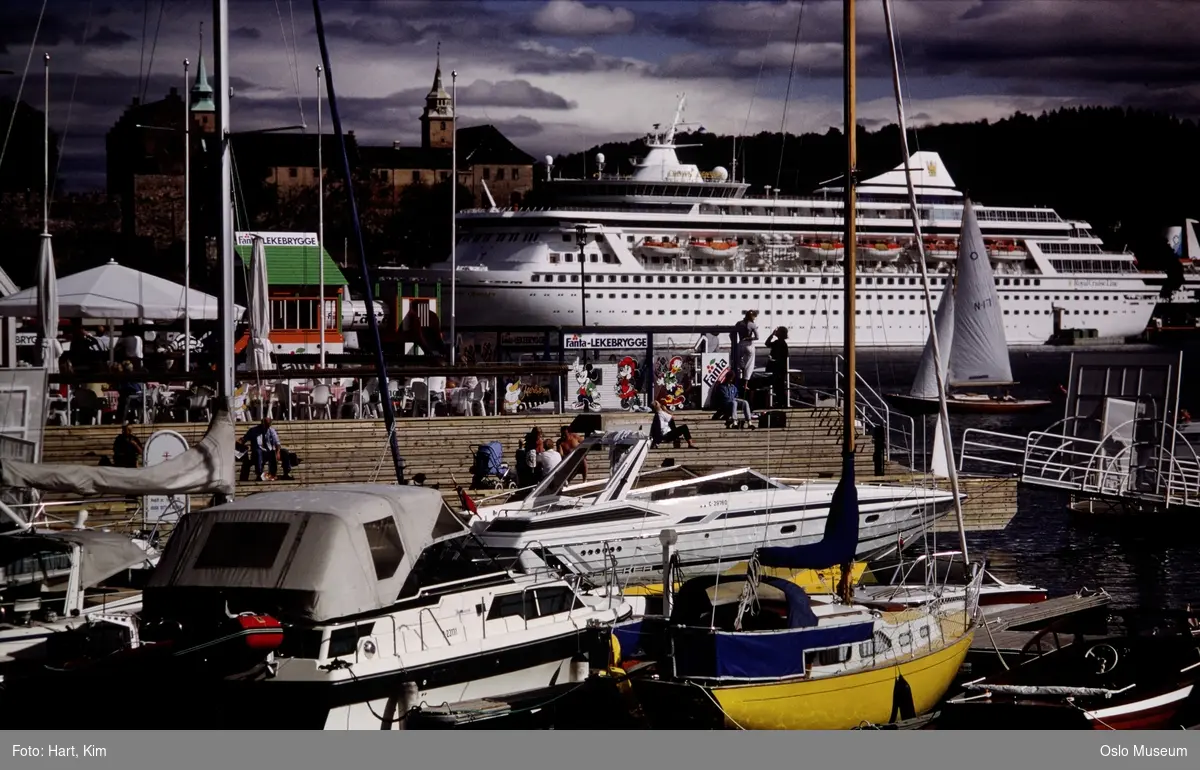 Aker Brygge, Herbern Marina, båter, mennesker, cruiseskip Crown Odyssey, Akershus festning