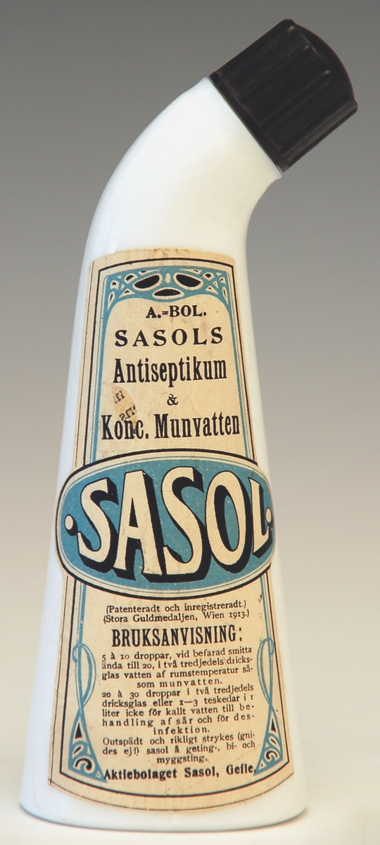 Flaska av vitt glas. Svängd hals med kvart kort. Klistrad pappersetikett Sasol Antiseptikum & koncentrerat munvatten Sasol.