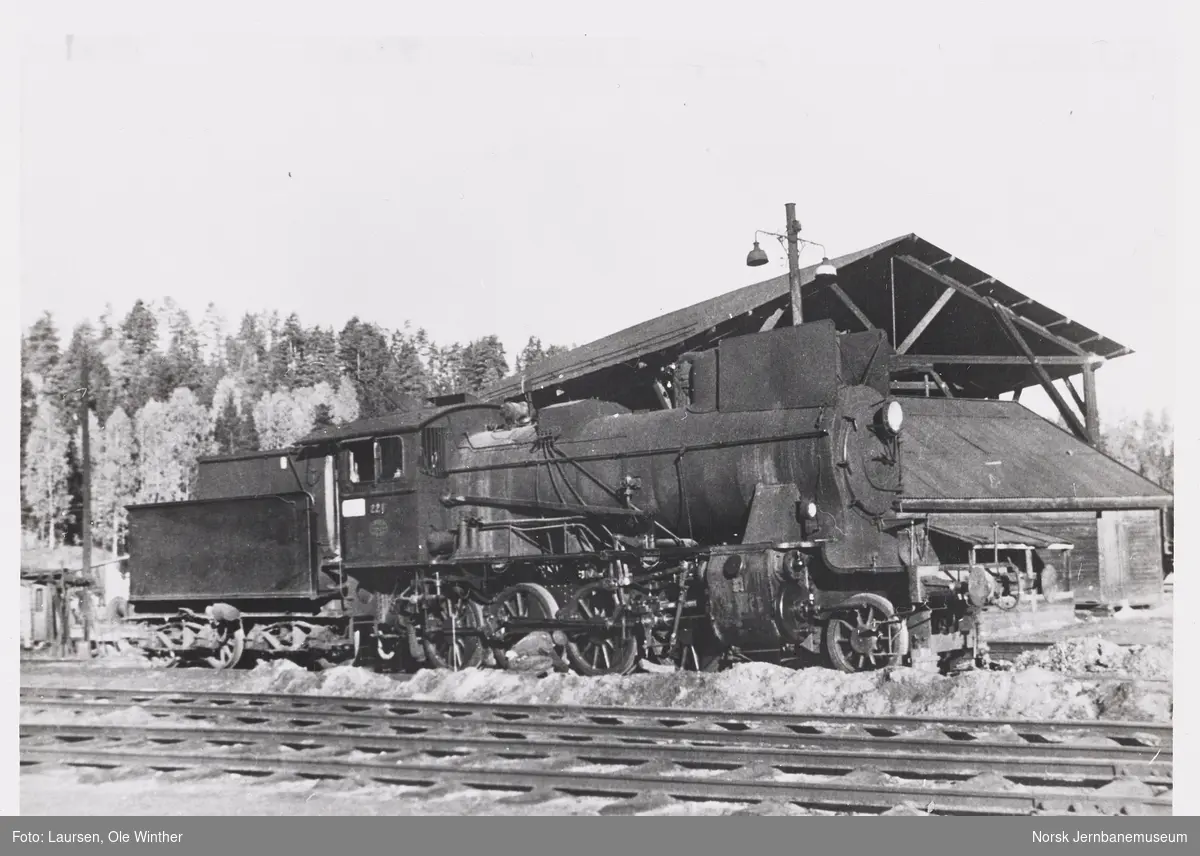 Damplokomotiv 24b 221 utenfor lokomotivstallen på Hønefoss