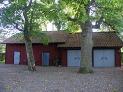 Ved- och snickarbod, numera sammanbyggd med ett garage, Gyll