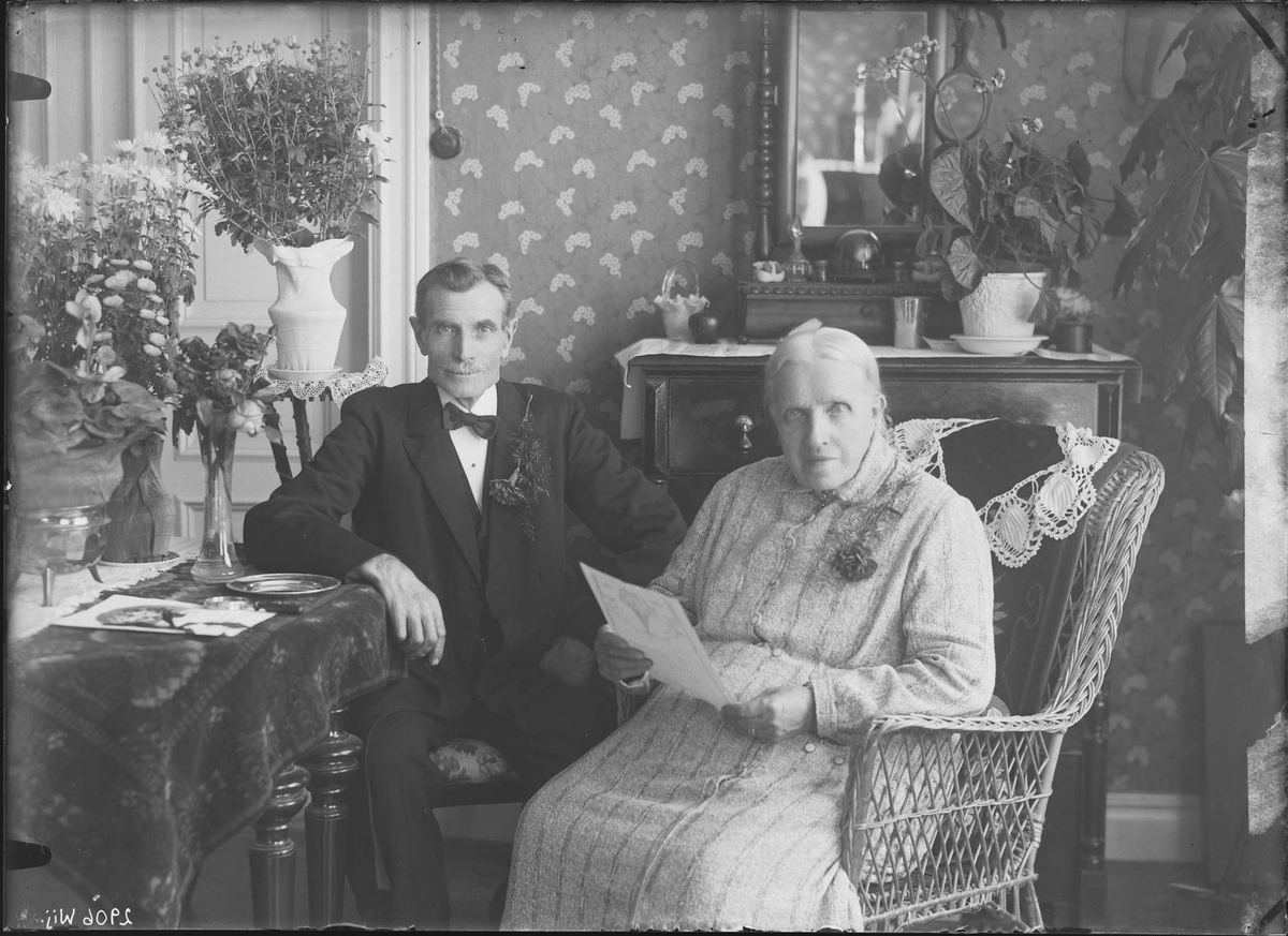 Fotografering beställd av Lindgren. Föreställer sannolikt gårdsägaren Johan Alfred Lindgren (1852-1935) och hans hustru Maria Charlotta Eriksson (1849-1932) som här firar guldbröllop den 19 oktober 1925.