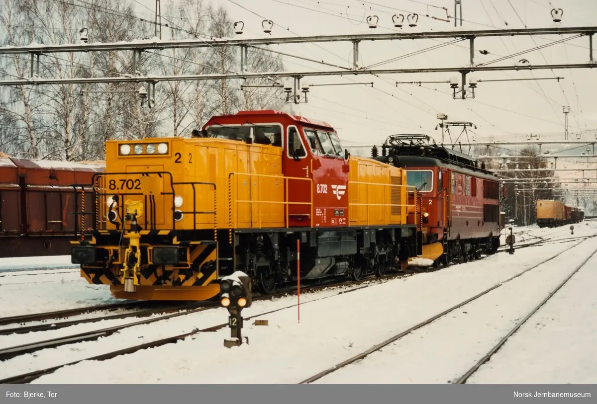 Diesellokomotiv Di 8 702 og elektrisk lokomotiv El 14 på Hønefoss stasjon