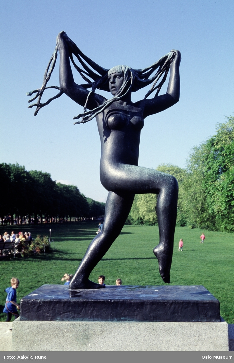 Vigelandsparken, skulptur på broen: kvinne