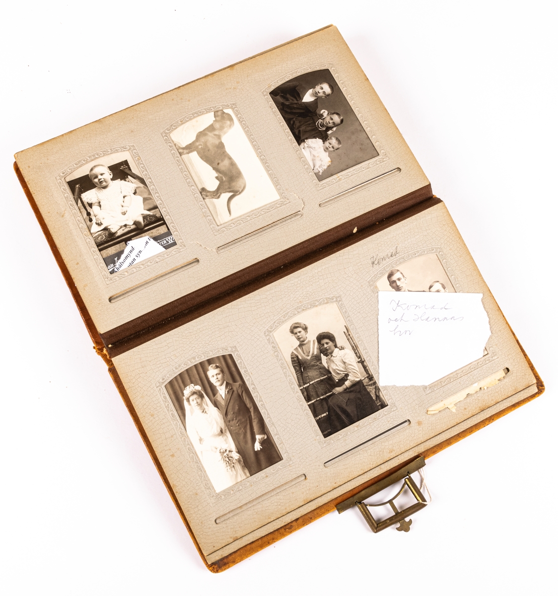 Fotoalbum i brunt skinn innehållande porträttfotografier från familjen Sandberg i Valbo. Mönster i relief på framsidan.