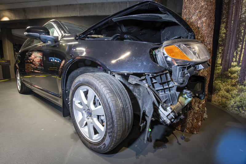 Bildet viser en krasjet Volvo som er stilt ut i Trafikksikkerhetssenteret