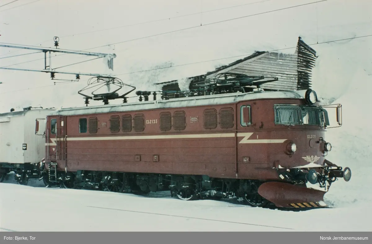 Elektrisk lokomotiv El 13 2135 med godstog fra Voss til Hønefoss, tog 5532, på Finse stasjon