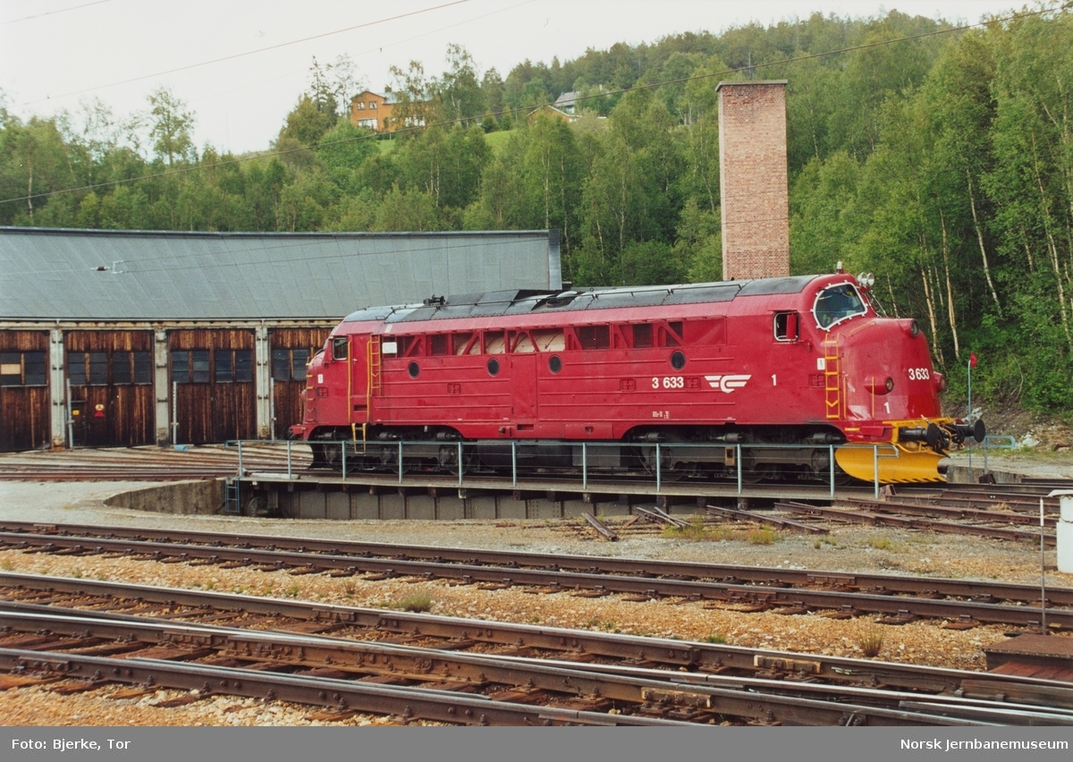 Diesellokomotiv Di 3 643 på svingskiven på Dombås stasjon