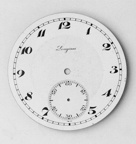 Samling av urtavlor och urverk av metall, stål. Alla är ofullständiga fick- och armbandsur. Urval av urtavlor:
I) Samling av delar av ur i kartong.
II) Urtavla märkt: "ORION". Urtavla märkt: "LUC". 
III) Urtavla märkt: "Longines". Urtavla märkt: "Longines".
IV) Urtavla märkt: "OMEGA". Urtavla.
V) Urtavla märkt: "J. CALAME. ROBERT".  
Urtavla, märkt:"Longines".