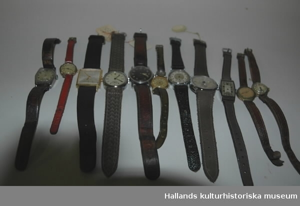 Samling av armbandsur 24 stycken. Herr- och damur med armband av läder, plast, tyg och metall. Alla klockor ur funktion.