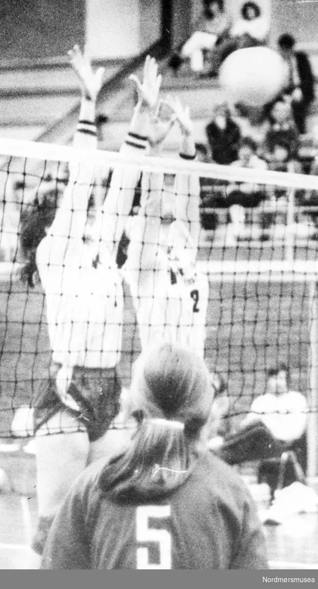 Lagopus. Volleyballkamp. Bildet er datert Tidens Krav 07.02.1986. Bildet er fra avisa Tidens Krav sitt arkiv i tidsrommet 1970-1994. Nå i Nordmøre museums fotosamling.