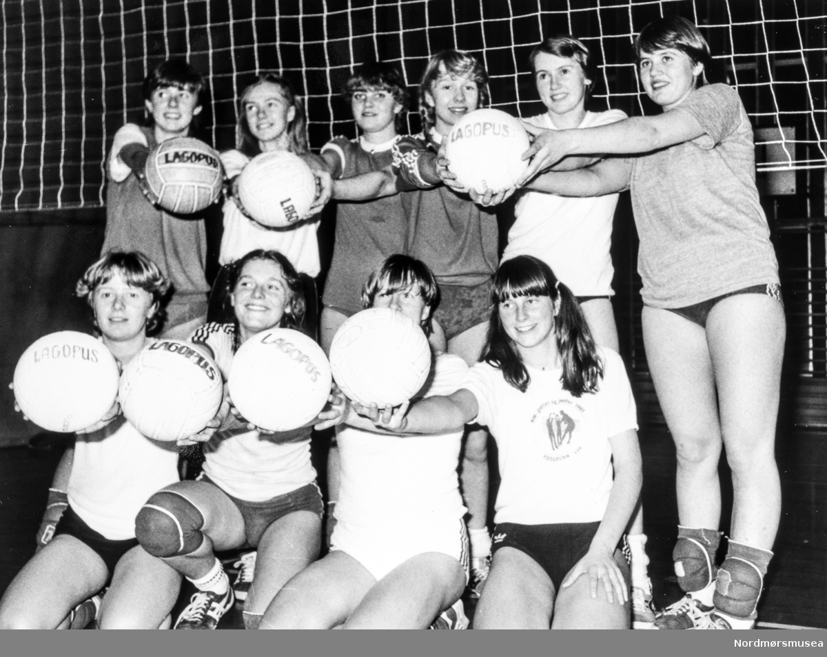 Lagopus. Volleyball. Bildet er fra avisa Tidens Krav sitt arkiv i tidsrommet 1970-1994. Nå i Nordmøre museums fotosamling.