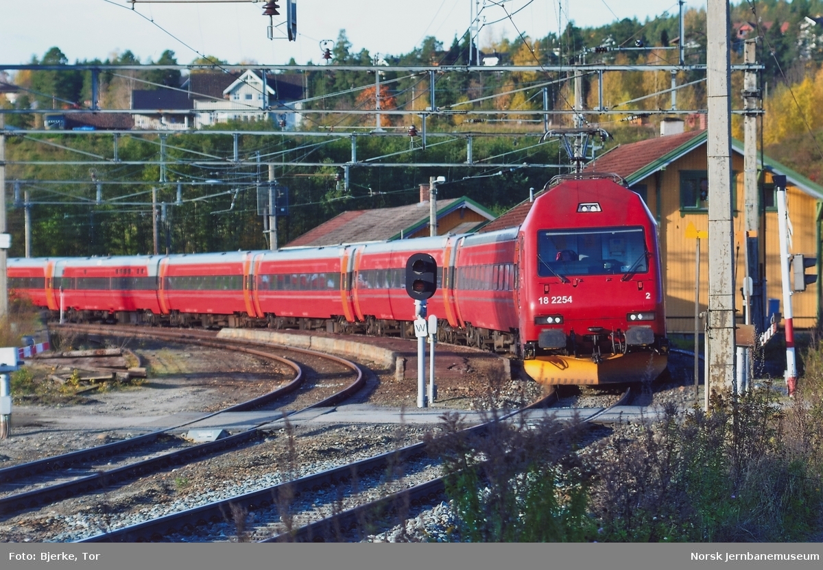 Elektrisk lokomotiv El 18 2254 med persontog fra Oslo til Bergen på Tyristrand stasjon på Randsfjordbanen