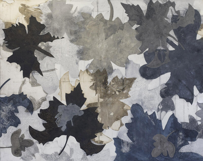 Komposisjon med lag på lag av lønneblader i svart-, beige- og blåtoner.