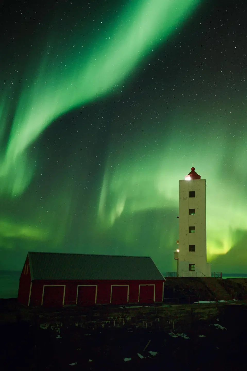 Berlevåg Havnemuseum under nordlys.