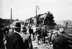 Prøvekjøring av den nye jernbanebrua 10. mai 1931