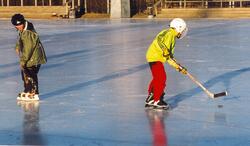 Barn spiller ishockey på Sarpsborg stadion