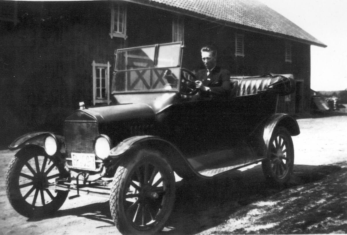 Johannes Agnalt med nyinnkjøpt bil til Tune prestegård