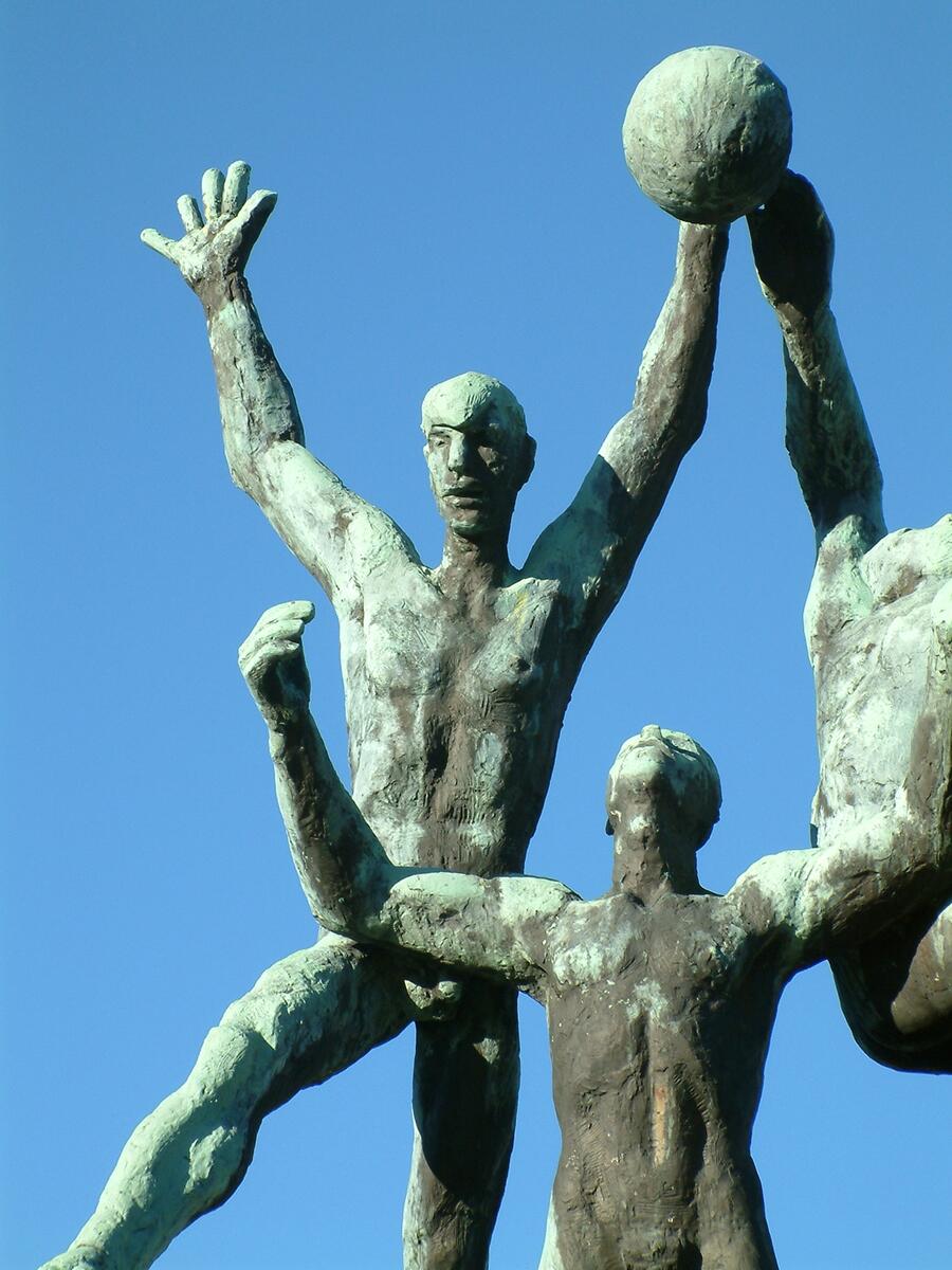 Skulpturen Idrettsmonumentet ved Sarpsborg stadion. Arnold Haukeland's sculpture "Ball Game".