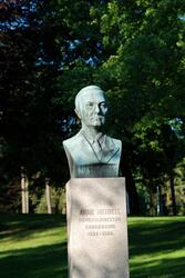 Skulptur av generaldirektør Arne Meidell på Borregaard, i Ku