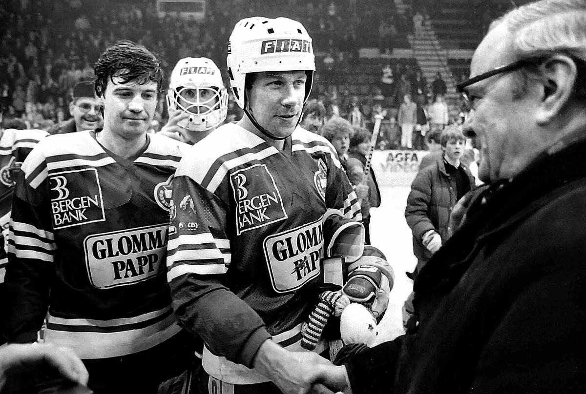 Sparta, norgesmester ishockey på Jordal Amfi 1984, Djura Olsson, Lars Erik Esbjørs og Tommy Skaarberg får gullet