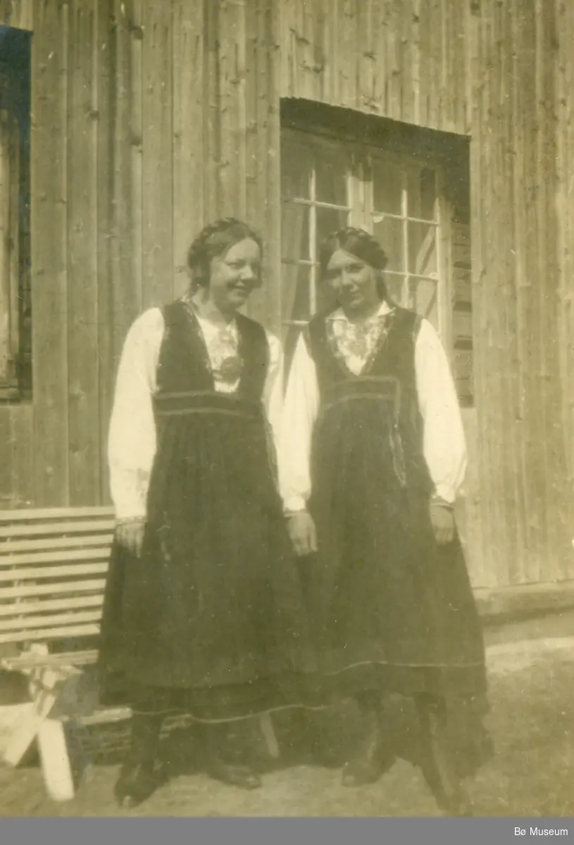 To kvinner på Gutukjær i 1925.