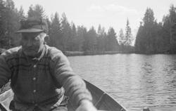 Eldre mann, fotografert mens han rodde på innsjøen Vålmangen