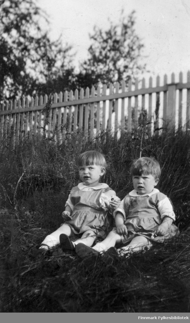 Tvillingene Ruth Seljemo, og Inger Seljemo. De sitter i skolehaven i Bjørnevatn