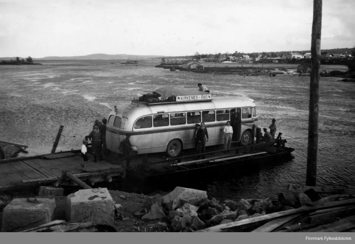 På tur til AUF-stevne i Åbo i Finland, 1949. Bildet viser bussen som venter på ei ferge som skal frakte dem over elva, der veien går videre sydover. Det var ca. 80 mils kjøring fra Kirkenes til Rovaniemi. I dag er det 54 mil (2011)