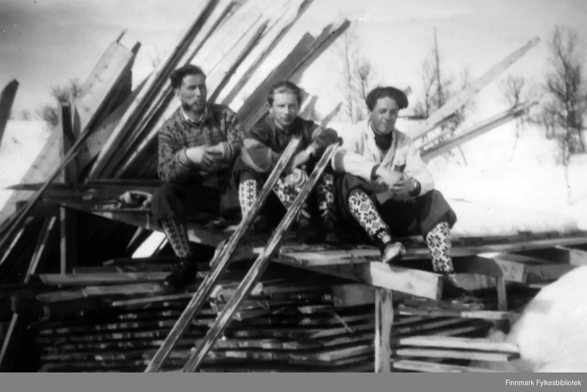 På skitur til 'Pasvik Hauk'. Bildet er tatt på Langvasseid. Fra venstre sitter: Terje Dahlberg, Martin Seljemo og Rolf Sundquist. Alle fra Bjørnevatn