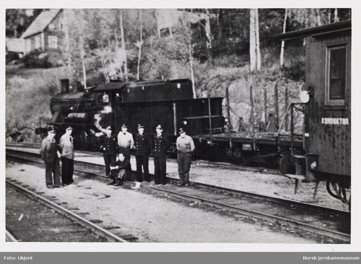 Jernbanepersonale foran damplokomotiv type 24 på Hen stasjon på Randsfjordbanen