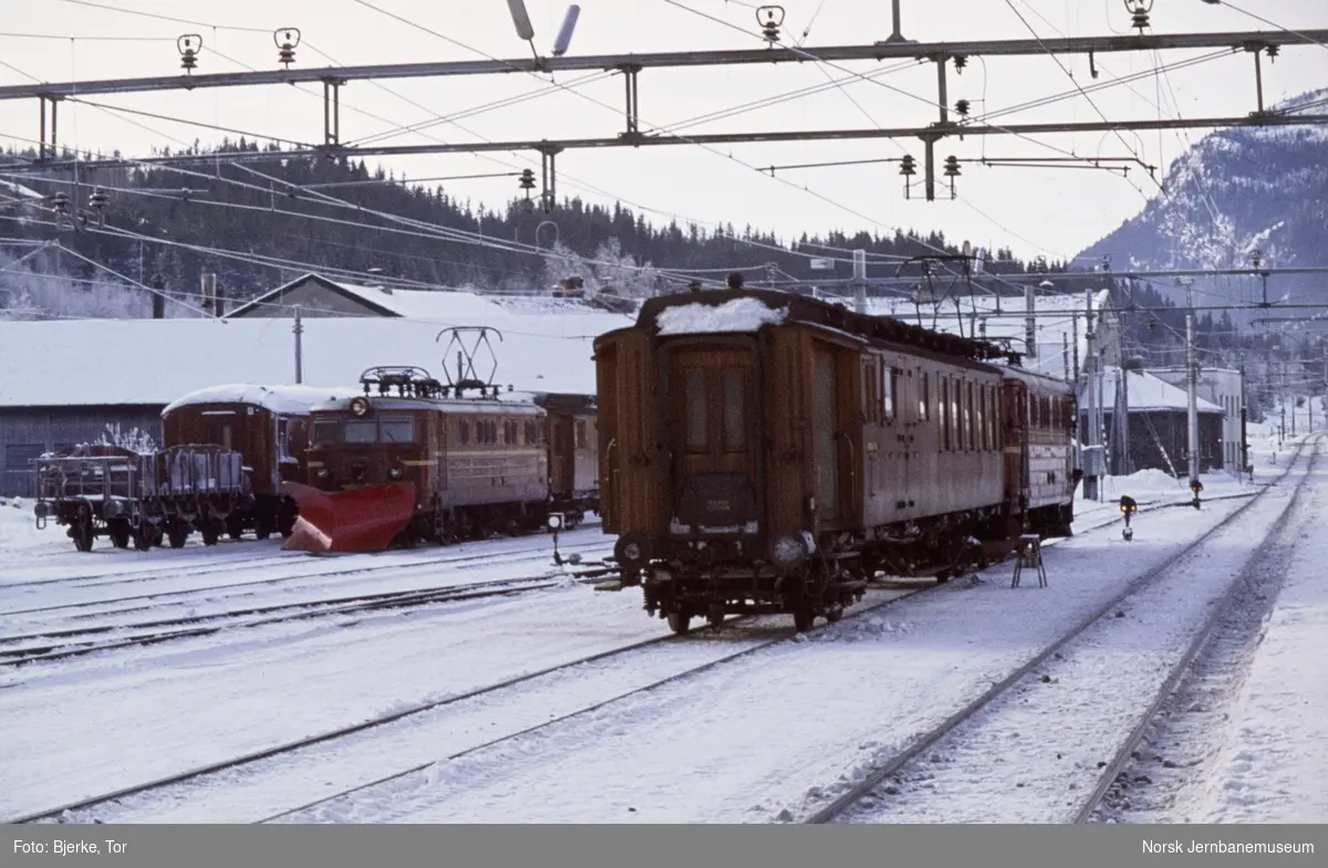 Elektriske lokomotiver El 13 på Ål stasjon med godstogene 5531 og 5532, lokalgodstogene mellom Hønefoss og Voss