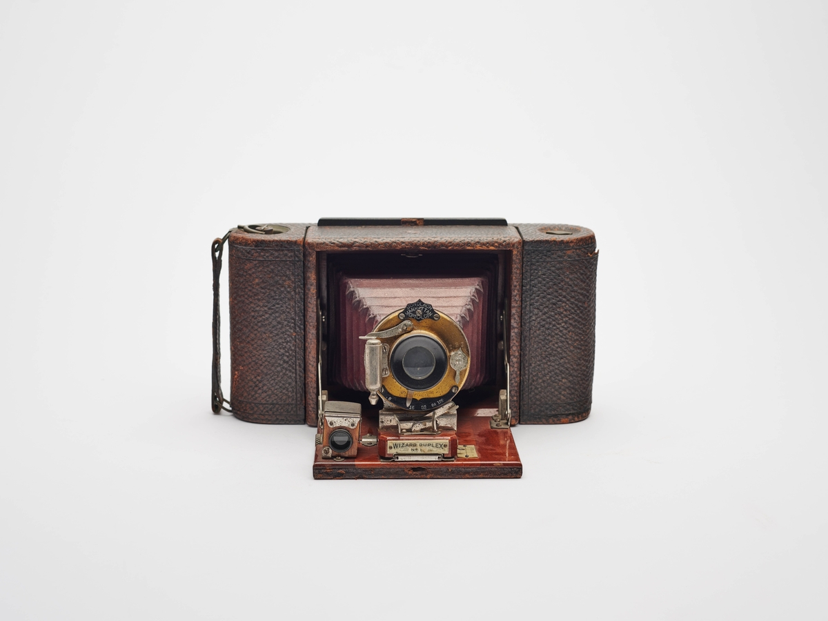 Wizard Duplex No. 1 er et foldekamera for rullfilm, produsert av Gundlach-Manhattan Optical Co. ca. 1902.