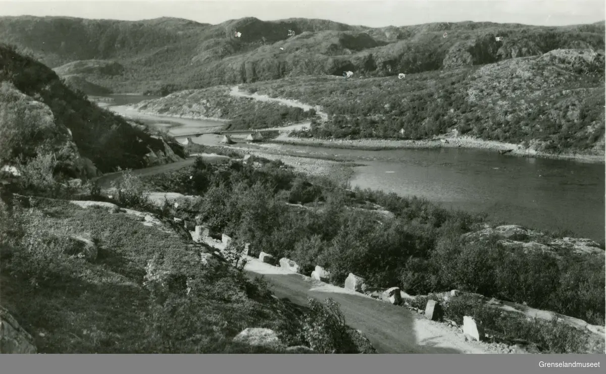 Veien over Langfjorden i Sør-Varanger med Strømmen bro før krigen. 