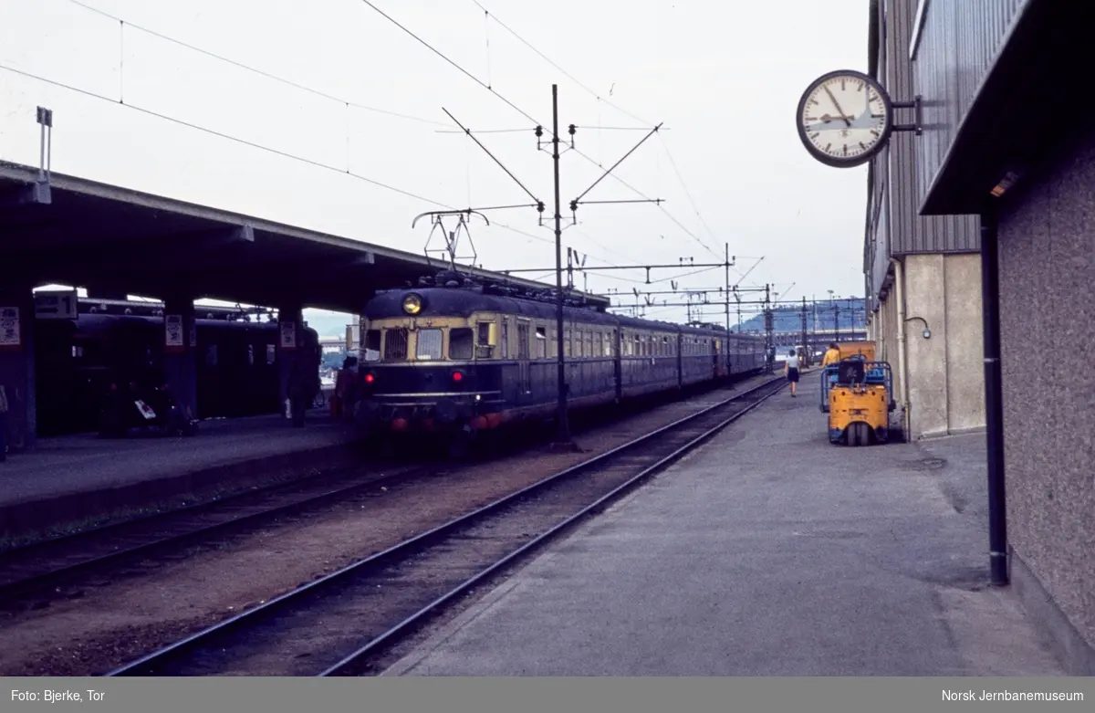 Elektrisk motorvognsett type 66 med hurtigtog fra Skien N til Oslo V, tog 810 på Drammen stasjon