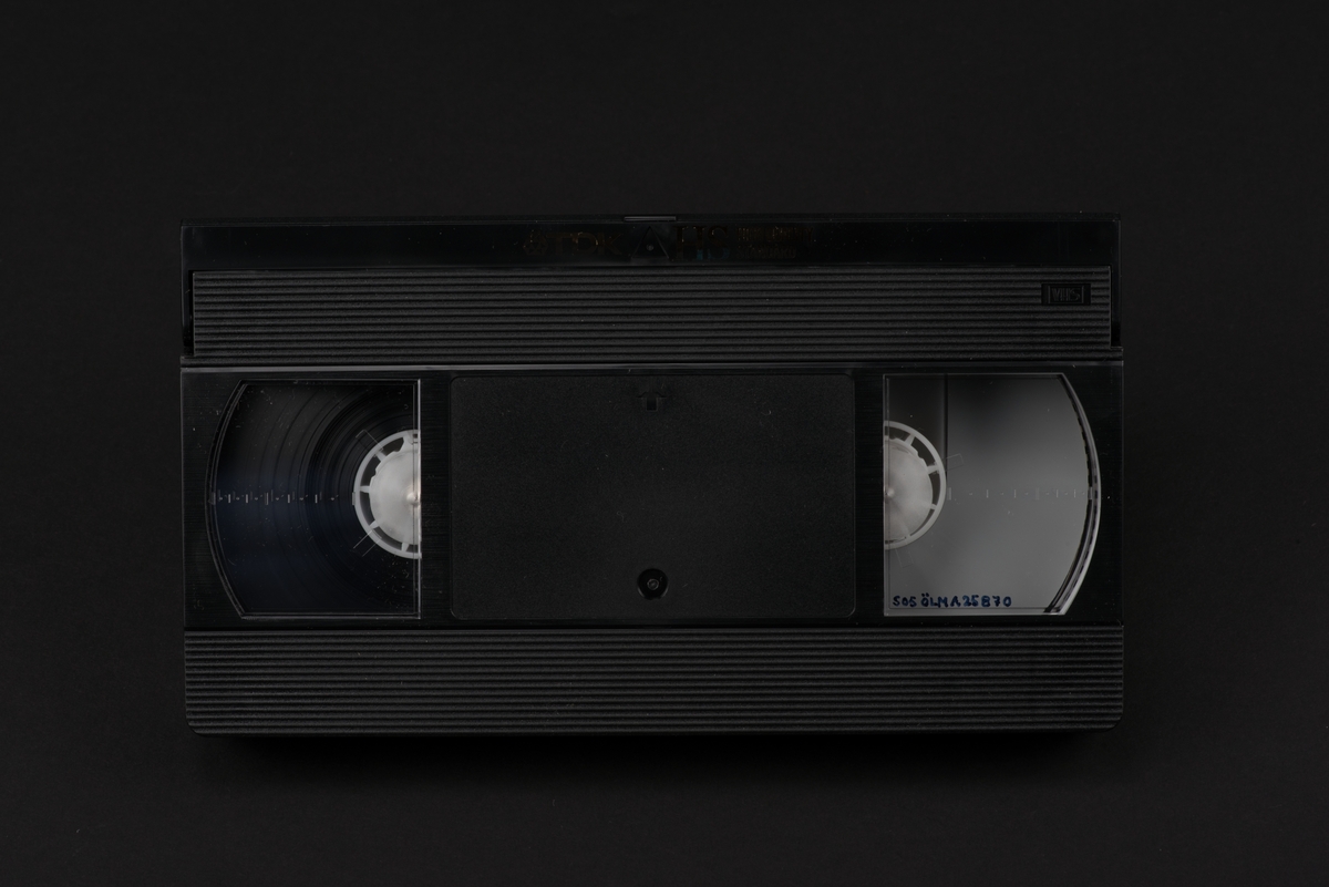Inspelningsbart videoband, VHS format, i pappers fodral. Inspelat på kassetten är delar av valkampanjen för Ny Demokrati inför valet 1994.

Kassetten i plast innehåller ett videoband, ett magnetband, som lagrar rörliga bilder och ljud.