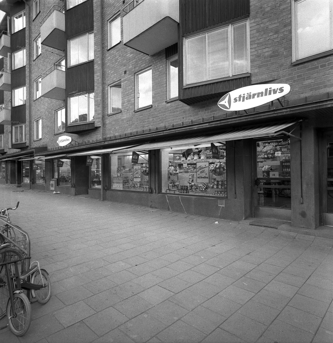 Stjärnlivs vid Sturegatan i Linköping. Informationen kring bilden är knapp, men vi får förmoda att butiken var nyöppnad vid fototillfället 1960.