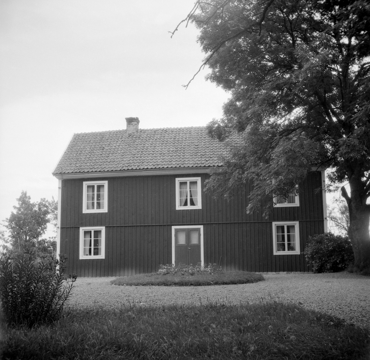 Mangårdsbyggnaden till Vistena Brunnsgård i Allhelgona socken. Här dokumenterad av Östergötlands museum 1951.