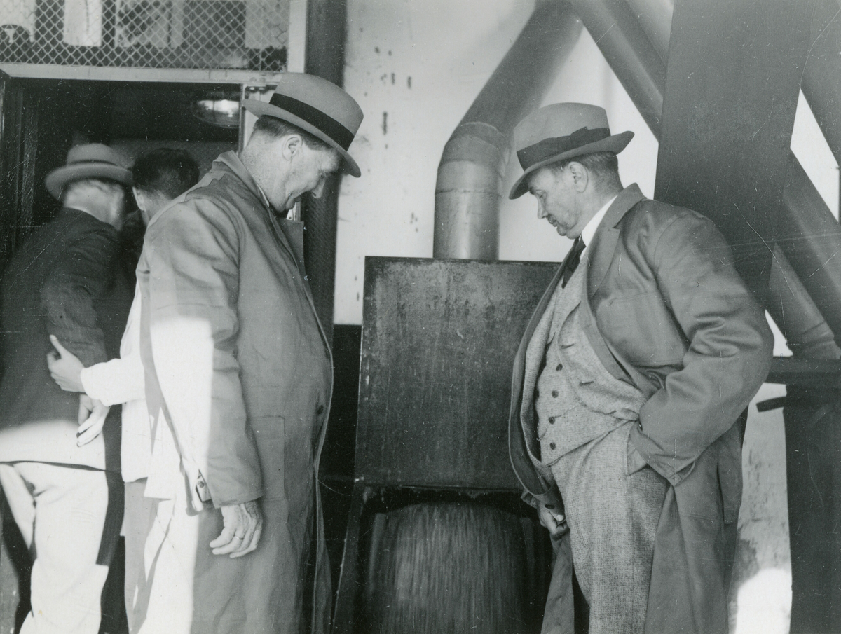 Kornrådet på besøk på Kambo mølle 25.8.1936.  På bildet med dei to personale er rådsmedlemmane Nilssen og Eldrum ved maisrenna på mølla.  