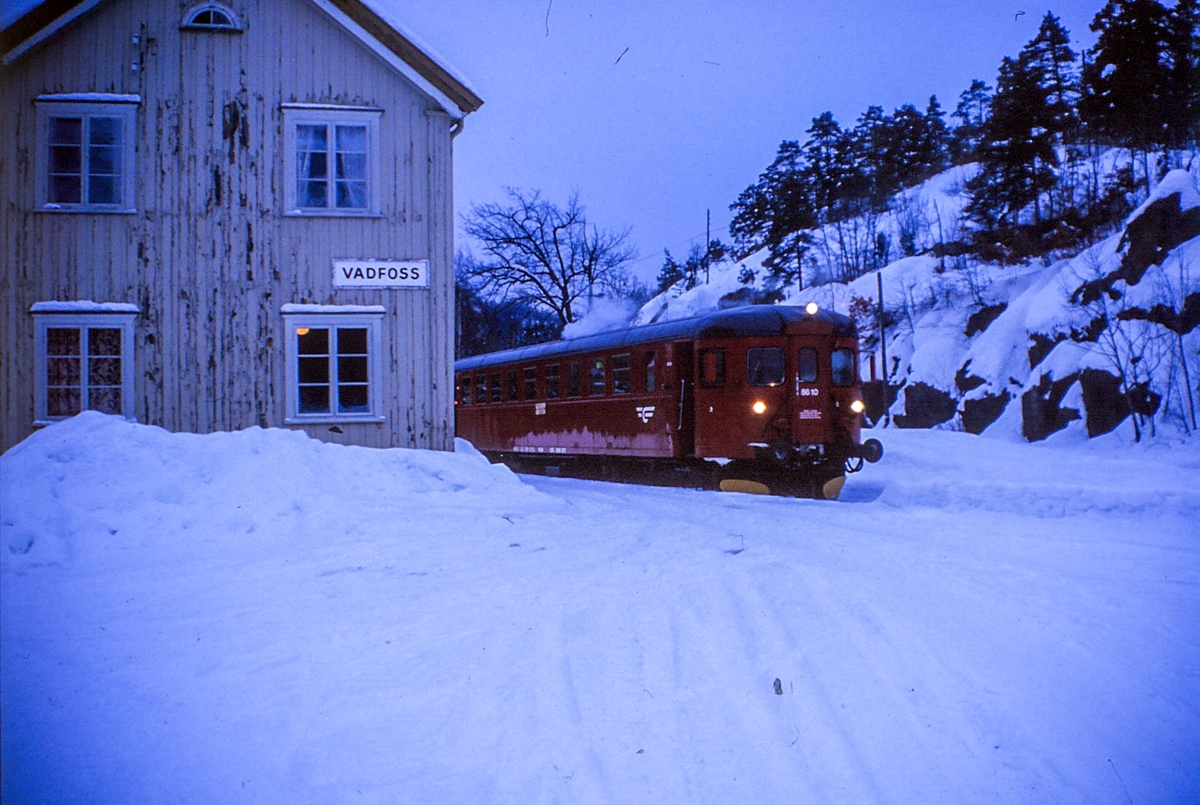 Motorvogn Bm.86.10 ved Vadfoss stasjon. Kragerøbanen. Vinter 1988.