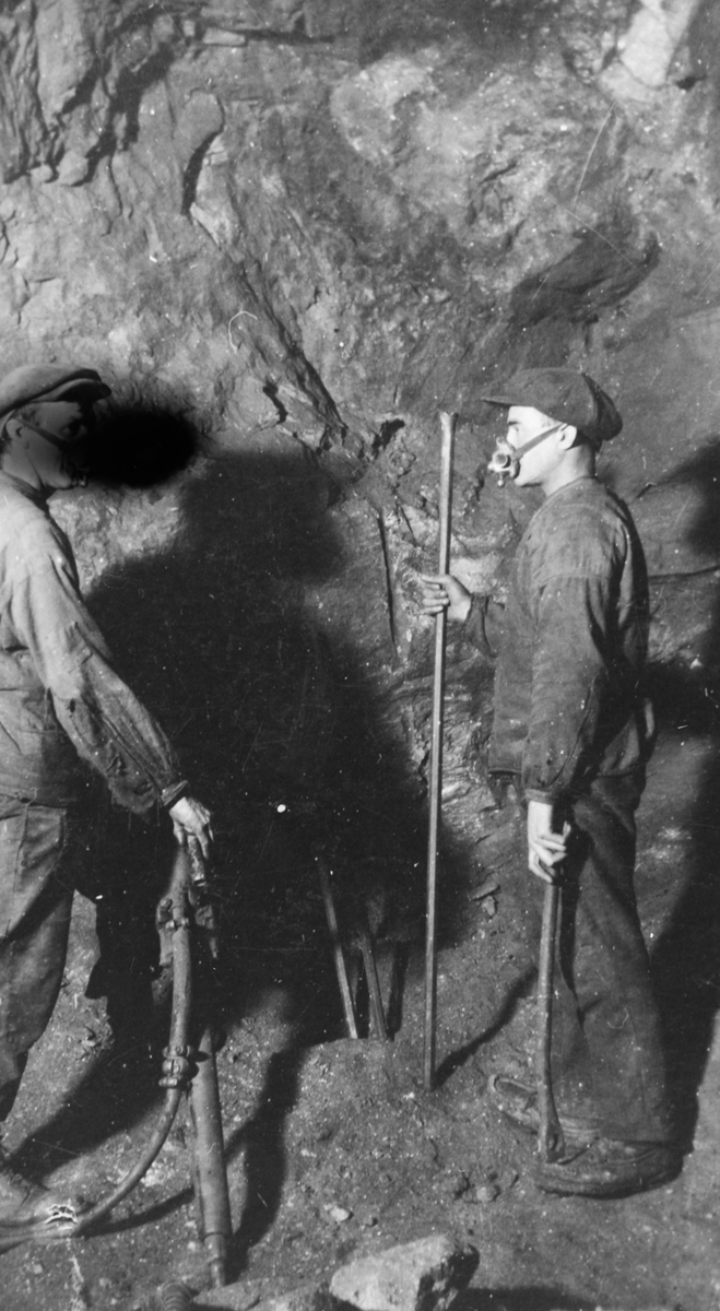 To gruvearbeidere med boreredskaper i Kongens gruve