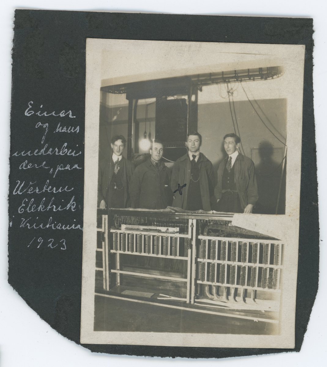 Fire arbeidere foran en elektrisk maskin på selskapet "Western Elektrik" i Kristiania.