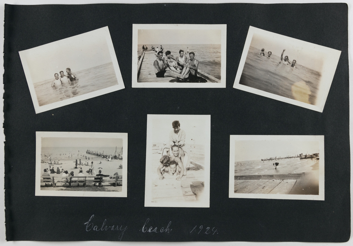 Fire menn fotografert sittende oppå hverandre, på en pir ved Calvary beach, 1924. Bjarne Fixdal ligger nederst.