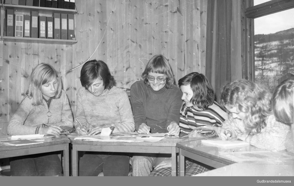 Frå skuleavisa Prekeil`n 
Redaksjon i arbeid 1975. Mari Espelund, Sissel Barhaugen, Astrid Vestad (lærar), Astrid Skogstad, NN, NN