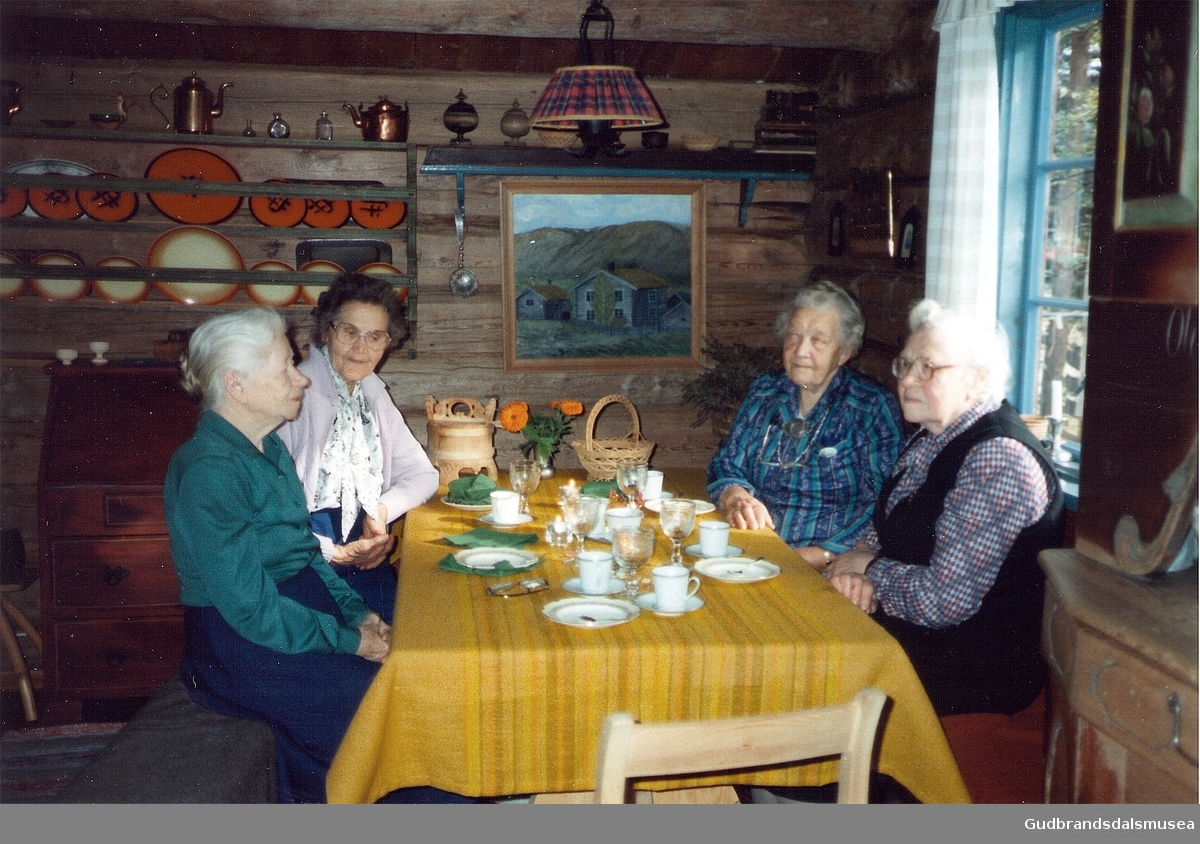 Framhaldskuleelevar 1921/1922 møtest i 1990.  
F.v.: Anne Eide (f. 1904), Sigrid Skår (f. Øygard 1906), Agnes Teigum (f. Hagen 1905), Marit Skåre (f. 1905)