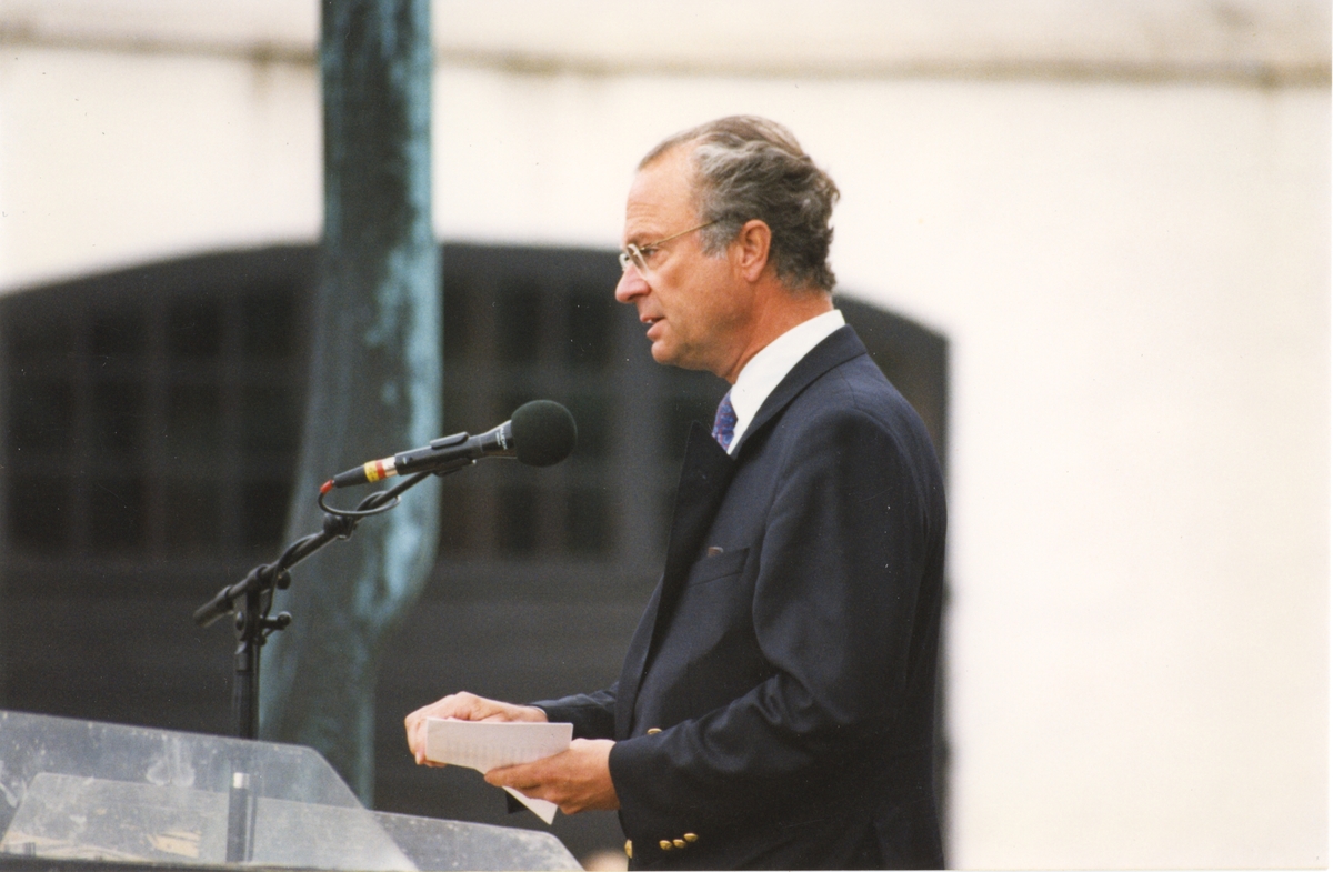 Sveriges Kung Carl XVI Gustav talar under invigningen av nya Marinmuseum 28 juni 1997.